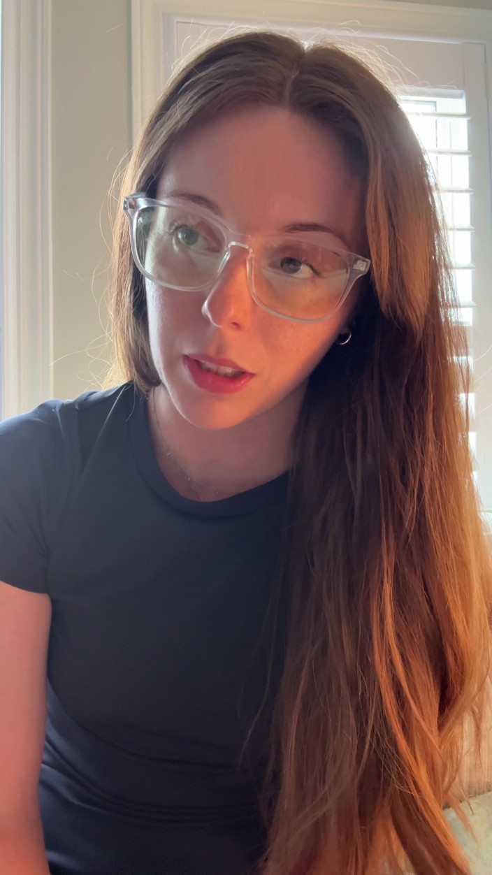 Nadia Foxx: Cachonda con gafas te dice cómo acariciar!