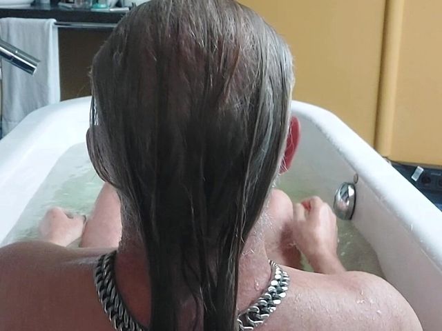 New Thong in a Bath (Thongslut)