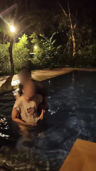 Esposa caliente arriesgando follar en piscina pública por la noche