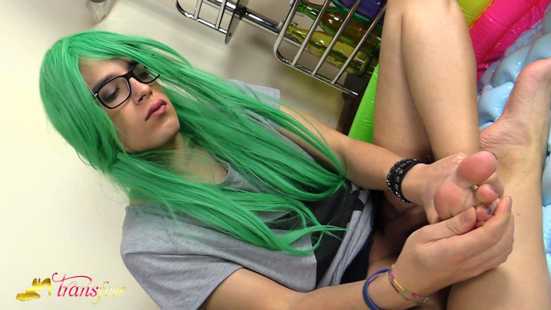 Trans and Cross-Dressers Feet: Chica transexual meando y regateando su propio pis