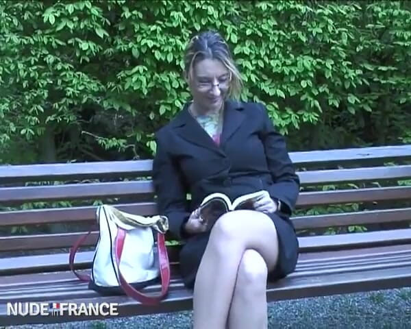 La France a Poil: MILF amatur bertetek besar dengan cermin mata dikongkek keras