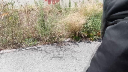 Jon Arteen: Jon Arteen è un ragazzo scout giocherellona che cammina a piedi...