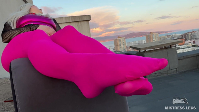 Mistress Legs: Gün batımında çatıda pembe naylonla azdırıyor - ayaklar ve büyük göt