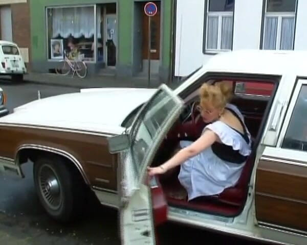 German Homemade: Seorang wanita Jerman seksi dikongkek dan dikencing di bar oleh...