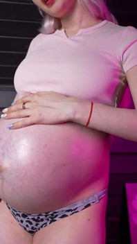 3 sostenes, aceite y palmadas en la enorme barriga de embarazada