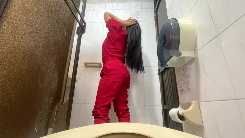 irina69star: Kamera zachytí chčijící sestřičku v nemocniční koupelně (bbw)