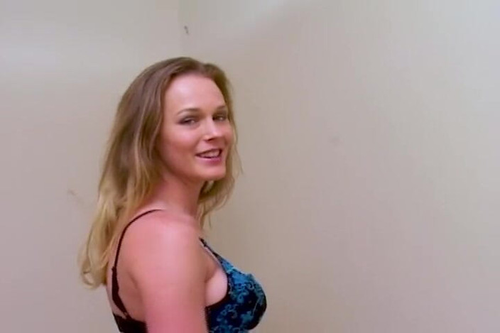 Top Web Models: Phoenix Ray 섹시한 자연의 푸른 눈 금발 밀프 대물 자지 POV 오럴과 얼싸