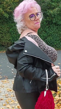 Nonna cattiva lingua esibizionismo grandi tette in pubblico