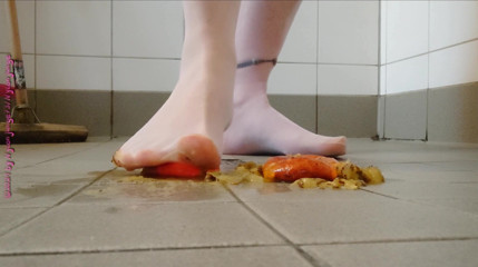 Carmen_Nylonjunge: Footplay in pantyhose with fruit