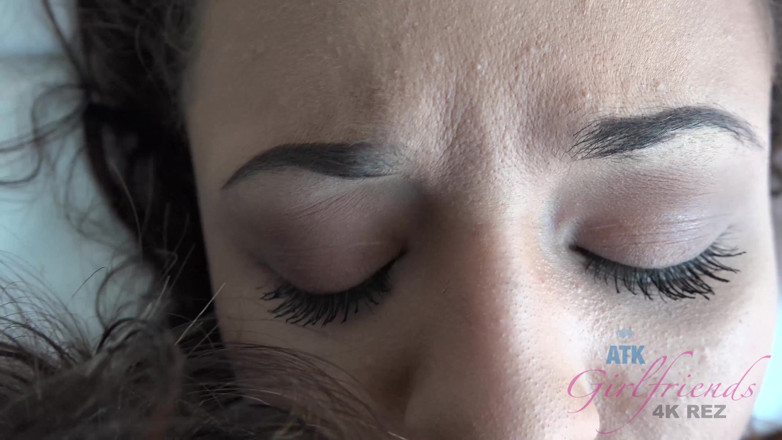 ATK Fans (Girlfriends): Après que Holly vous a fait un footjob, elle assoit...