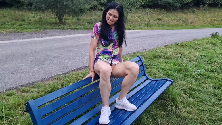 Nicky Brill: Allargando le gambe nel parco pubblico