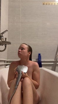 Milf bionda coccolata nella vasca da bagno