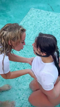 Emma Reed y Ava Kayley atadas y empapadas Lesbianas en pelea de gatas mojadas en una batalla de esclavitud de agua