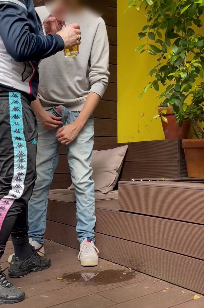 AmateurBoysPissing: 2 jungs versuchen, in ein glas zu pinkeln