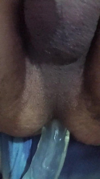 Vkládá mi A do zadku