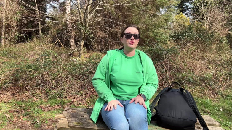 Emma Voyeur: Verzweifelte Nasse Jeans Im Freien Auf Dem Öffentlichen Weg