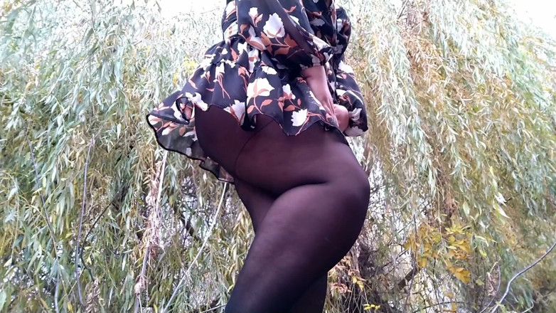 Elena: Potente milf fa pipì in abito corto. Un sacco di...