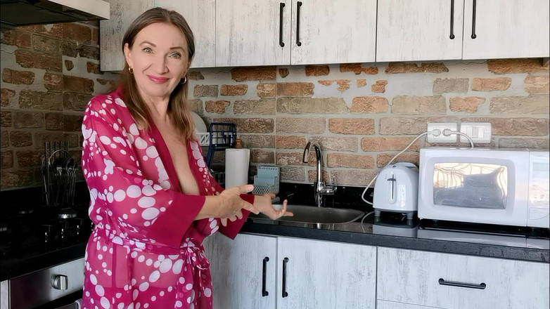 MariaOld: Prsatá žena v domácnosti a instalatér