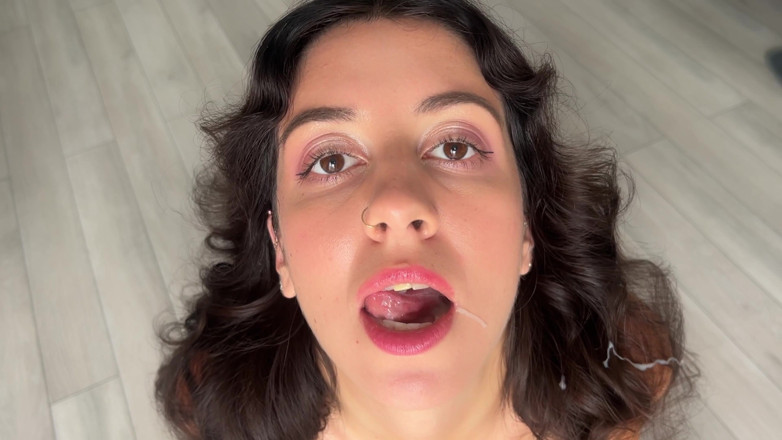 Katty West: dans la bouche en jouant avec les spermatozoïdes