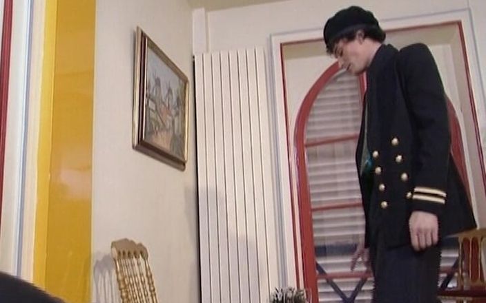 Deutsche Madchen: Högklassiga tyska slampor i sexiga läderkläder suger stor kuk och...