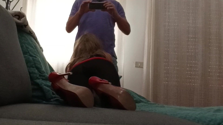 LauraOnHeels: MILF in Collant E Tacchi Fa Un Pompino