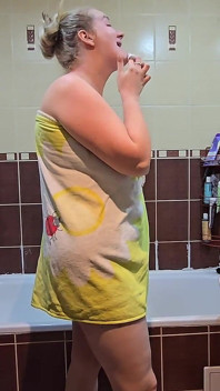 Une BBW Blonde Mariée Prend Une Douche Torride Dans La Salle De Bain