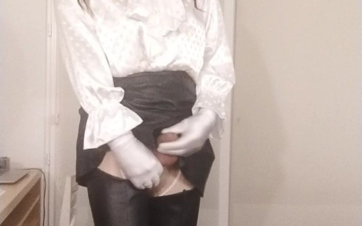 Madame Penelope studio: Mastubação en satin blanc et cuir