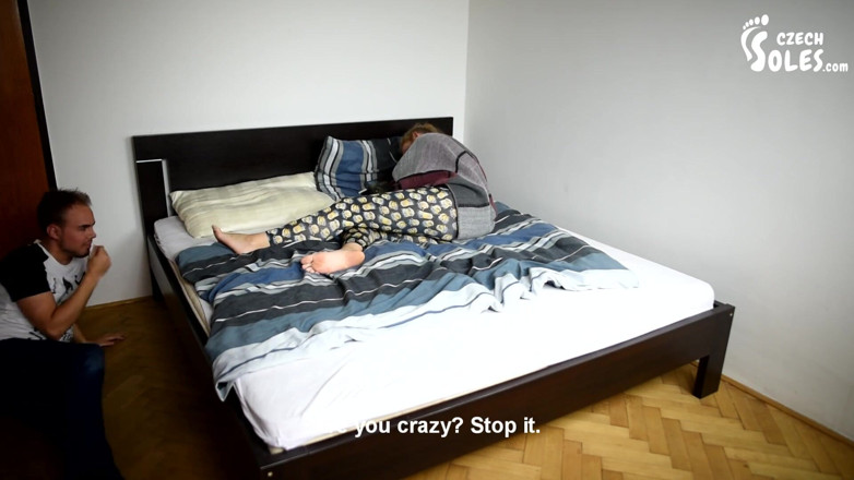 Czech Soles - foot fetish content: Eccitata dai suoi grandi piedi nudi in faccia