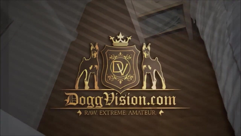 DoggVision: Culona de tetas pequeñas disfruta de corrida a pelo