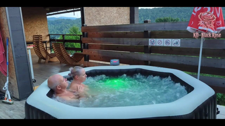 Kd Black Rose: Jacuzzi lagi asik main di jacuzzi