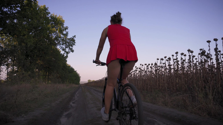 Teasecombo 4K: Plimbare sexy cu bicicleta sub fustă închinare cu curul