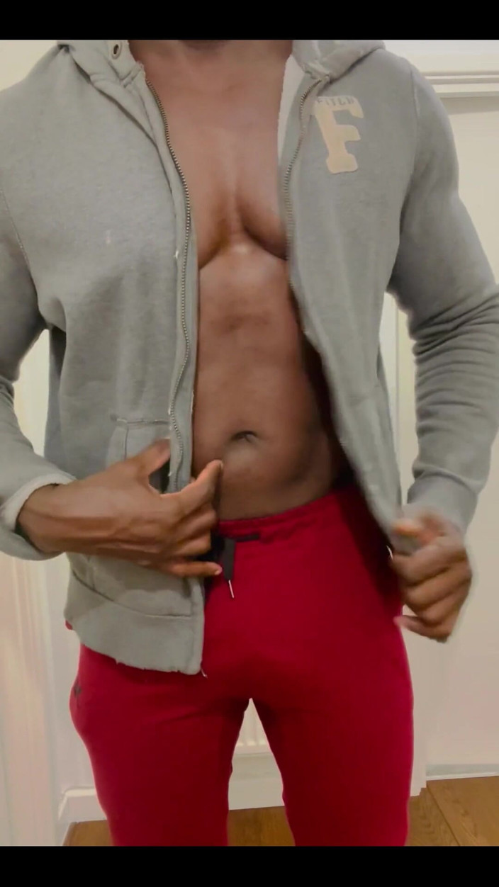Afro Black XXX: 新しい見た目を目指して体をつけています