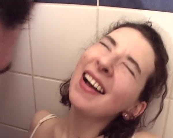 Filles Francaises: Owłosiona francuska laska assfucked w łazience