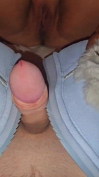 Memek ibu tiri dengan sepatu bot fluffy ugg pengen dicrot sperma hangat