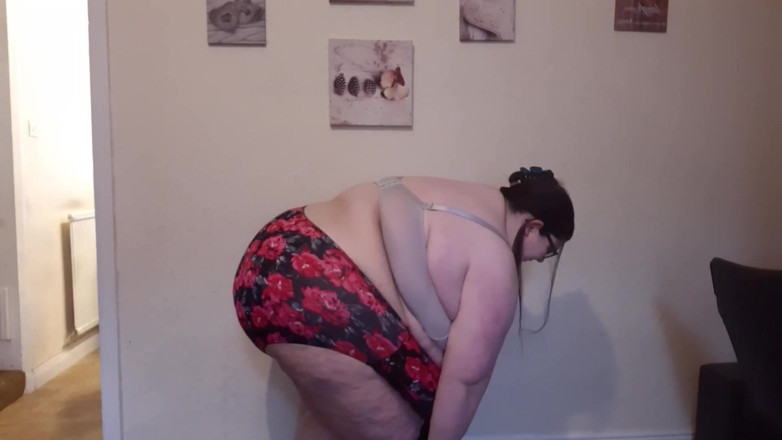 SSBBWLadyBrads: SSBBW 파괴하고 바디 수트를 찢어 - 7XL