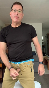 Mi sego a casa, sborro sui miei jeans, cado nei miei boxer