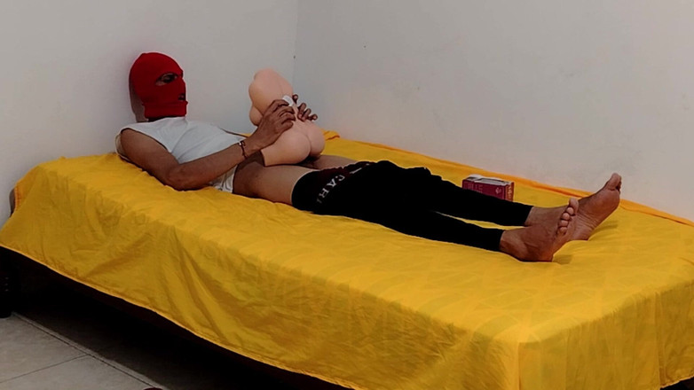 Goky: セックスのない日々の後、独身男性に犯された人形