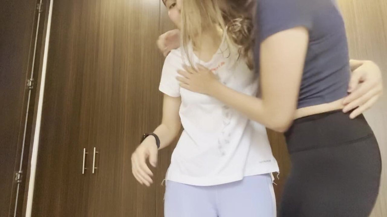 scarlettandc: Due lesbiche fanno sesso in macchina