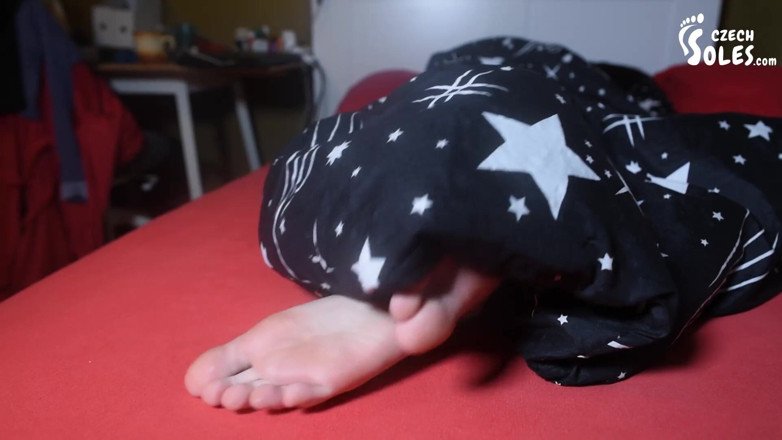 Czech Soles - foot fetish content: Madrastra y hijastra con pies descalzos en la cama