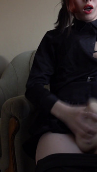 Trans in schwarzer suite Fick das muschi-spielzeug und viel sperma