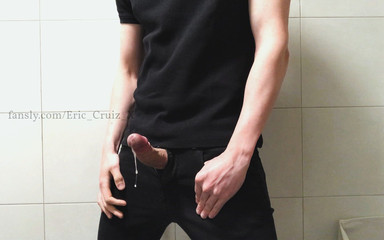 Eric_Cruiz_X: Yo masturbándome en el baño Gran corrida.