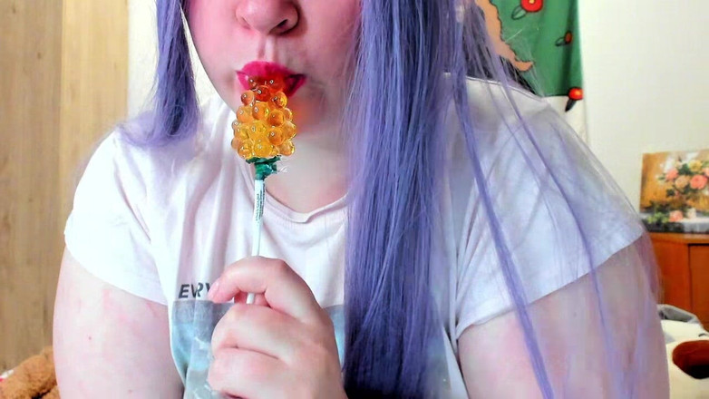 AssGives: Grandota chupando piruleta