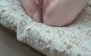 Sweet July: Mama vitregă își strălucește pizda mare și cărnoasă în fața camerei