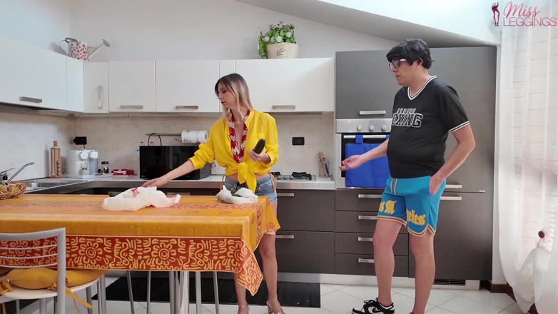 MissLeggings: Belle-mère excitée, déçue par la taille du concombre, se fait...