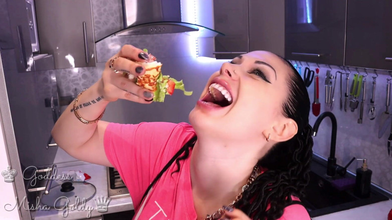 Goddess Misha Goldy: Un beau-père agaçant cuisine et mange ! Fétiche de la nourriture