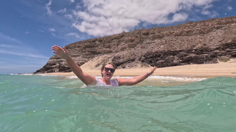 Emma Voyeur: Mädchen Benetzt Jeans Im Meer Und Schwimmt Im Nassen Weißen...