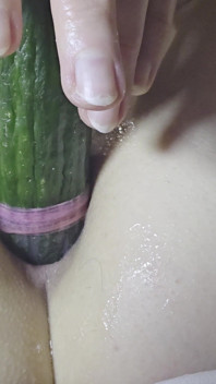 Curul Unei Mame Sexy Este Întins Cu Un Castravete Drăguț