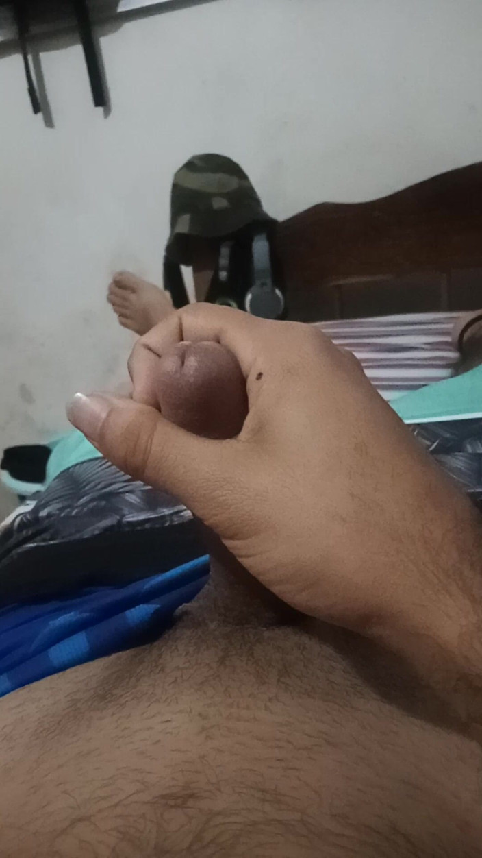 Cute boy jerks off: Joven De 18 años Se Toca Su Pene Mientras Sus Vecinos...