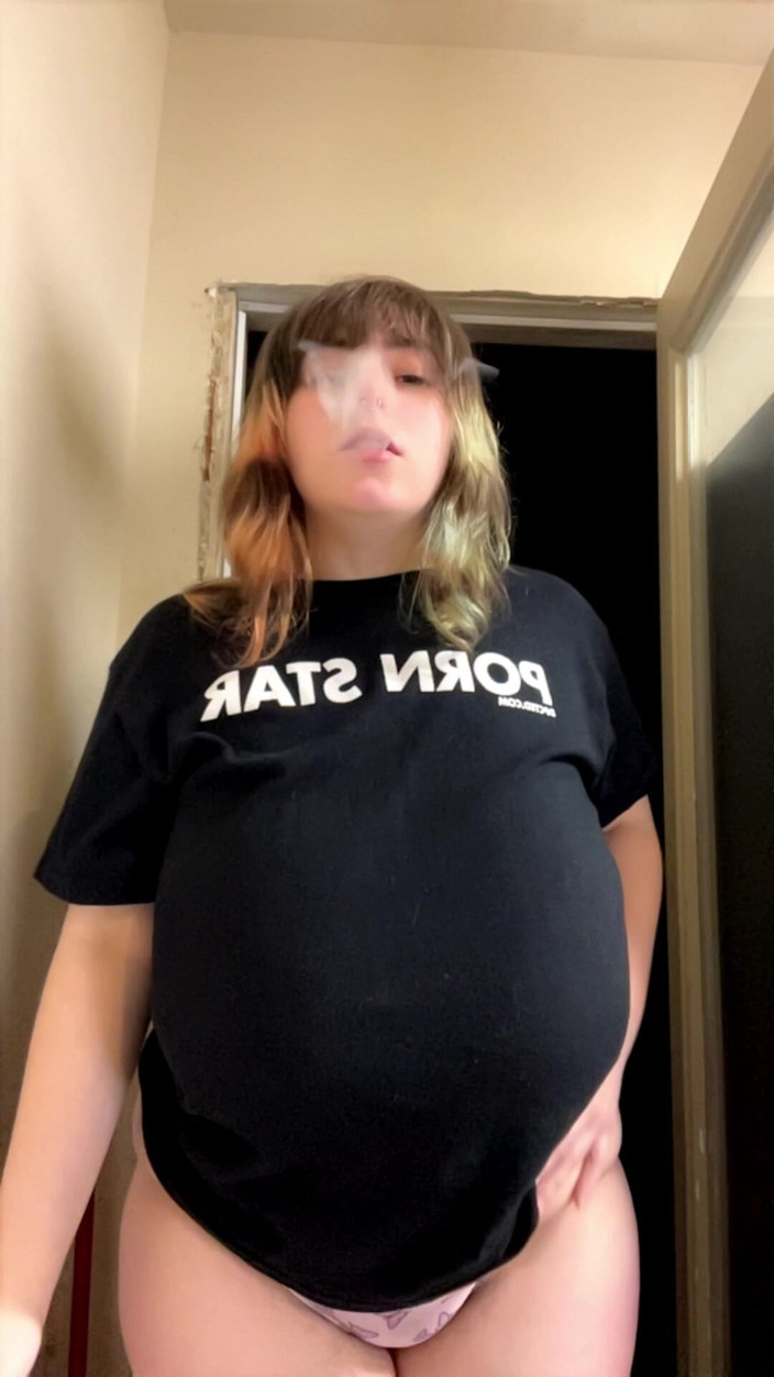 Mushroombitchx: Vedeta fumează o țigară