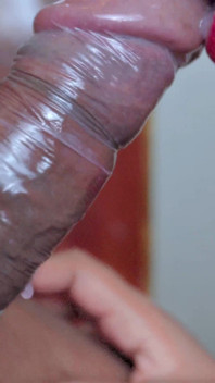Primer plano - desi bhabhi condón mamada Leche en condón con labios rojos